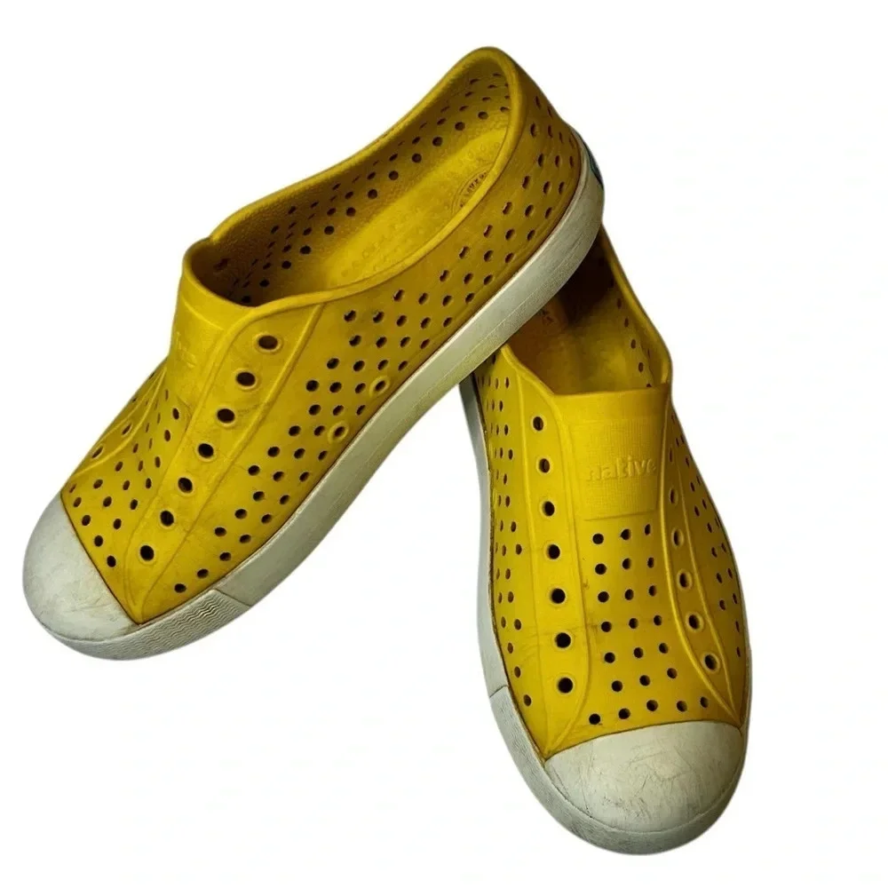 Native‎ Jefferson Yellow shoes. Size J4